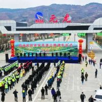 國(guó)內(nèi)全部采用道硅水泥、機(jī)制砂配制滑模攤鋪混凝土路面高速公路建成通車